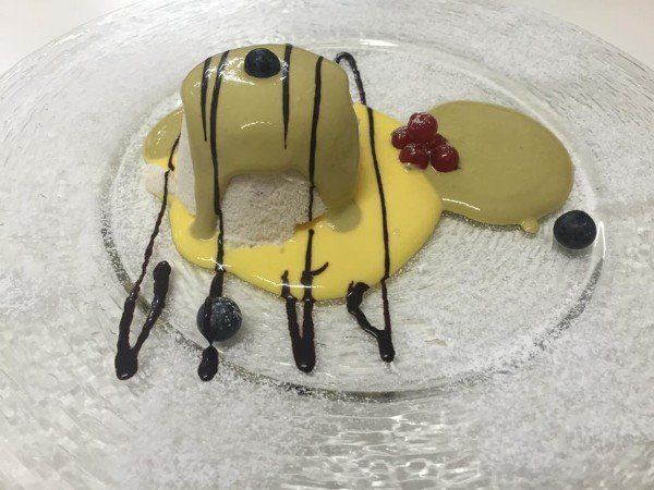 dolce con glassa al cioccolato