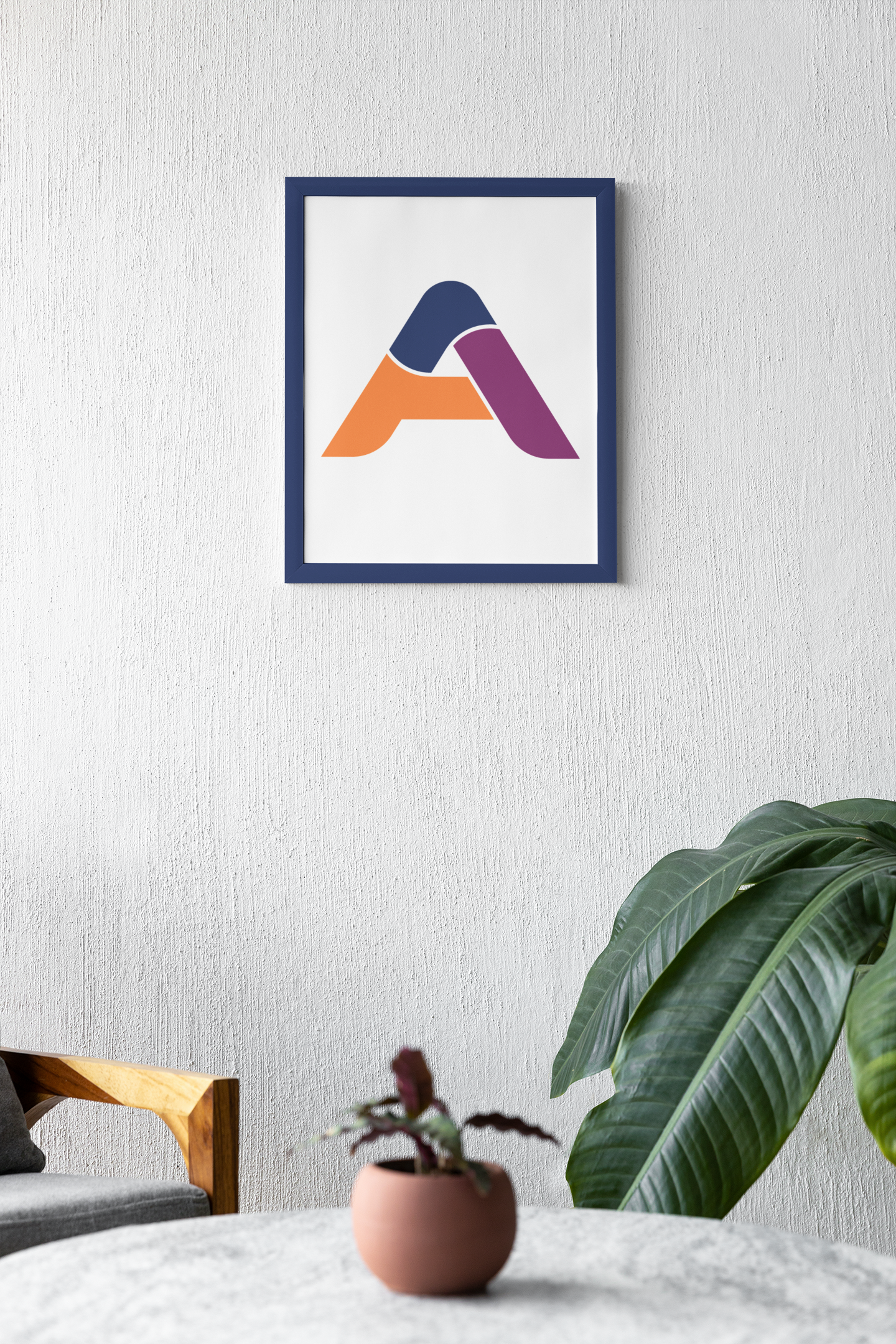 Un groupe de personnes sont assises autour d'une table et se serrent la main.