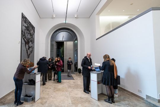 Beim Eintritt in die Staatskanzlei - weitere Fotos unter 