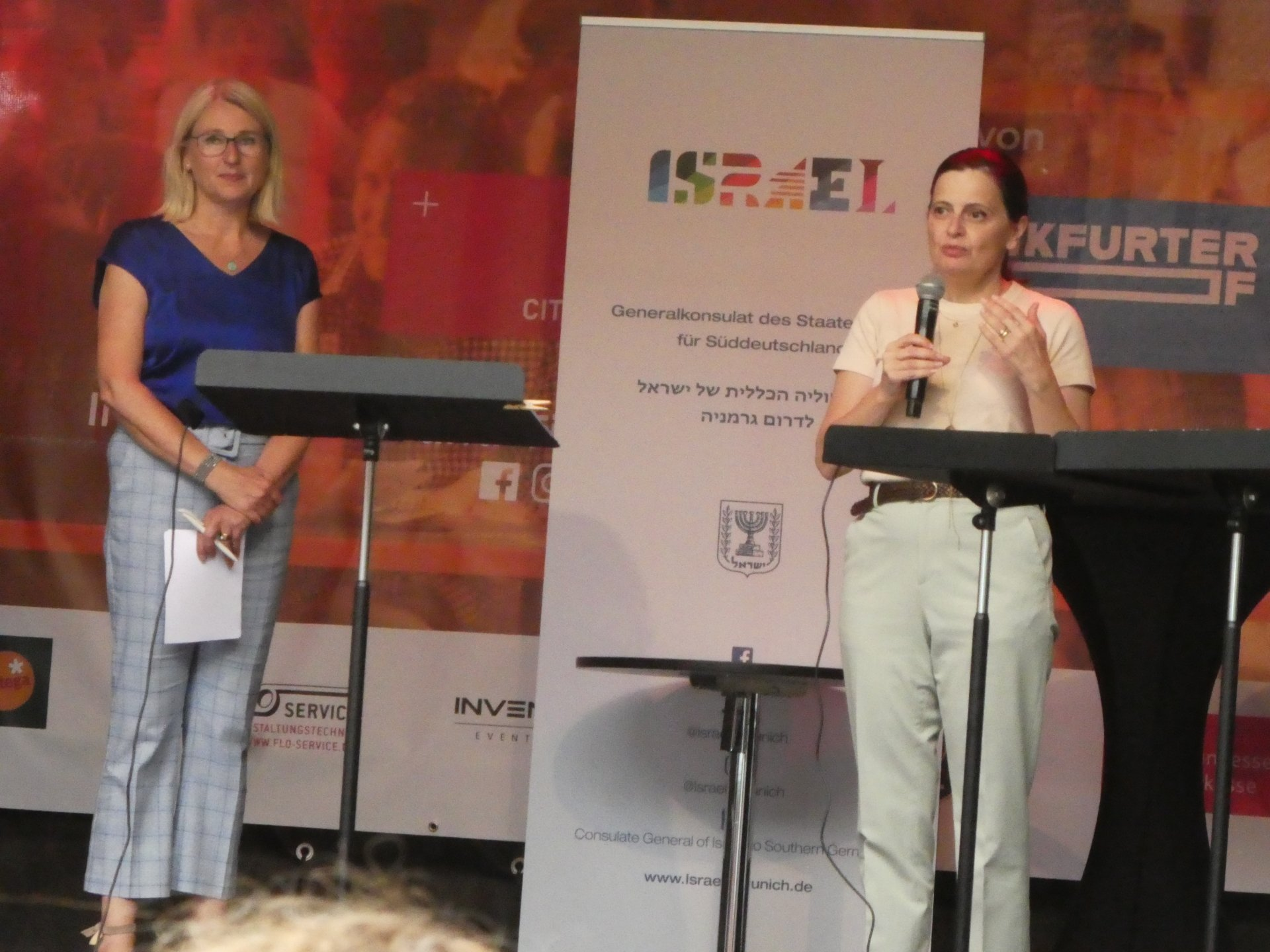 Moderatorin Andrea Bähner und Generalkonsulin Shamir bei der After Work Party am 28.7.2022 in Mainz