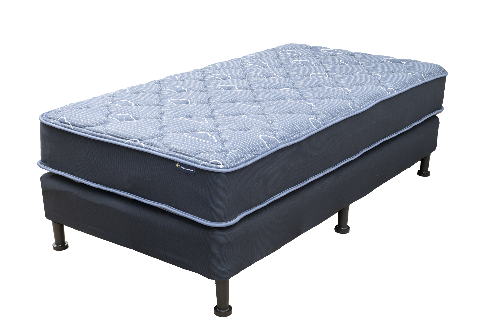 Cama doble con colchón azul estampado y base azul oscuro sobre patas cortas negras.