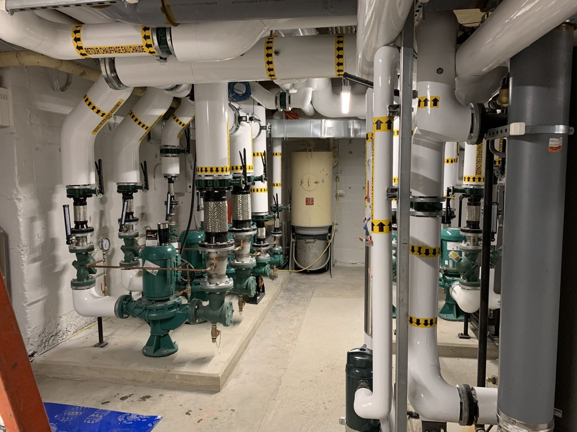 Une pièce remplie de nombreux tuyaux et pompes