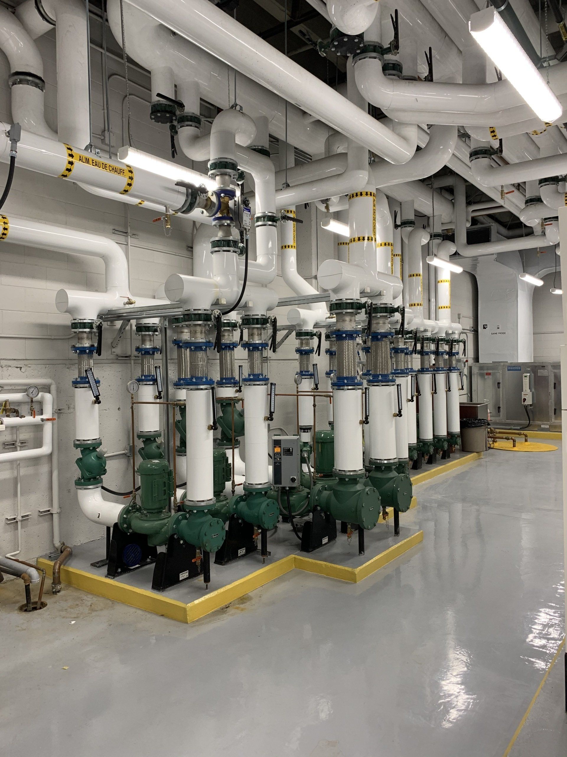 Une pièce remplie de nombreux tuyaux et pompes.