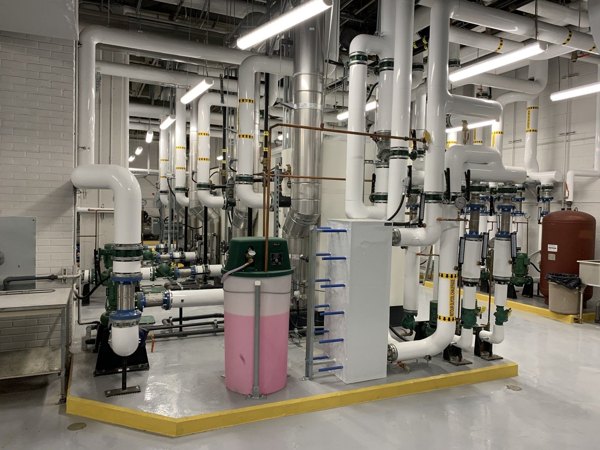 Une grande pièce remplie de nombreux tuyaux et tubes.