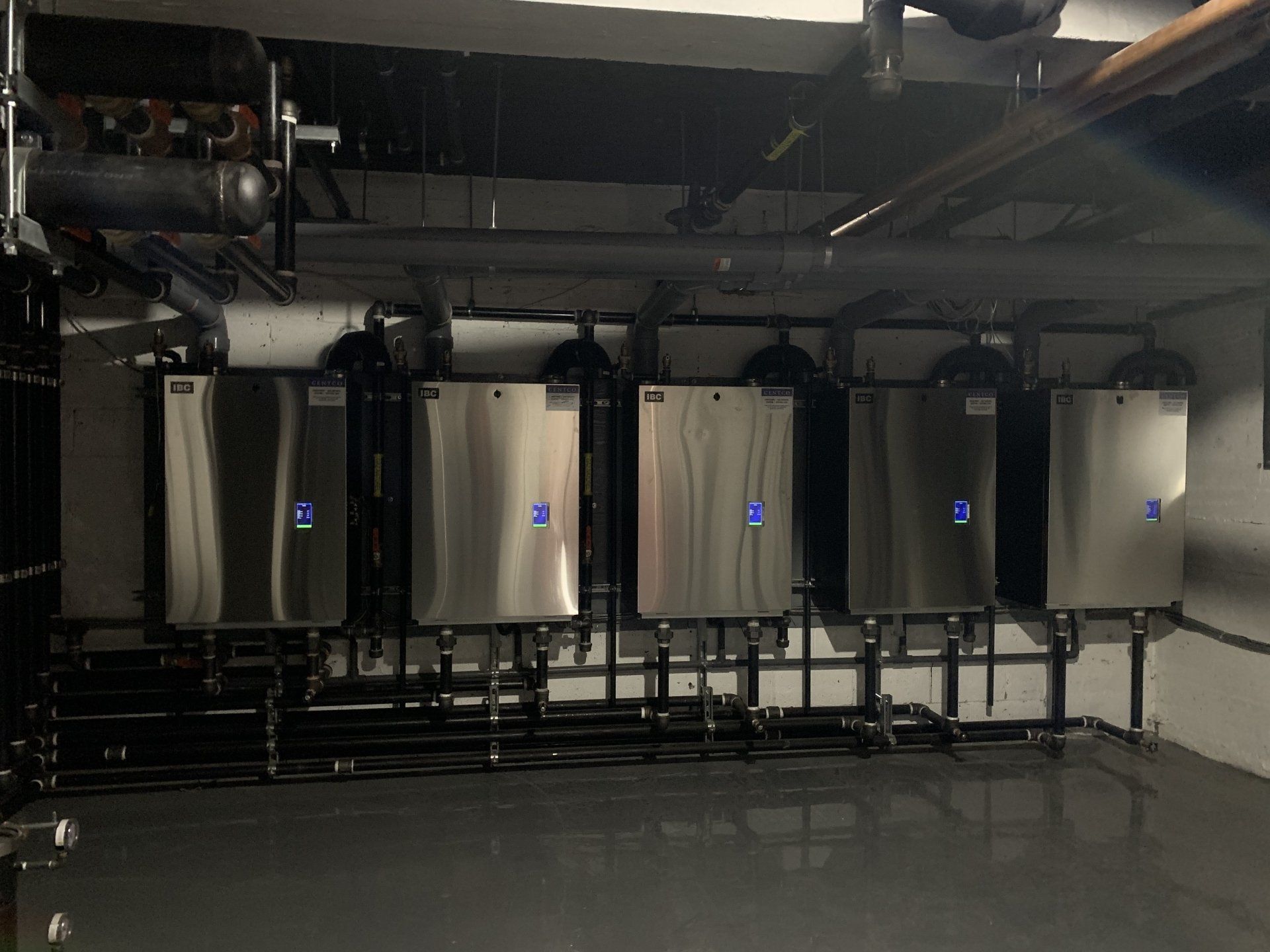 Une rangée de boîtes en acier inoxydable est alignée sur un mur.