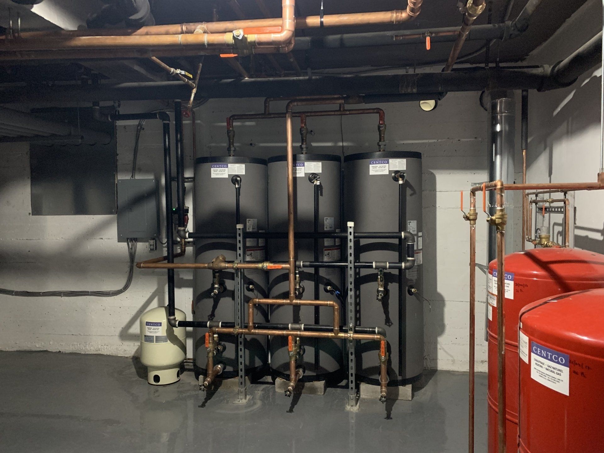 Une pièce avec beaucoup de tuyaux et de réservoirs