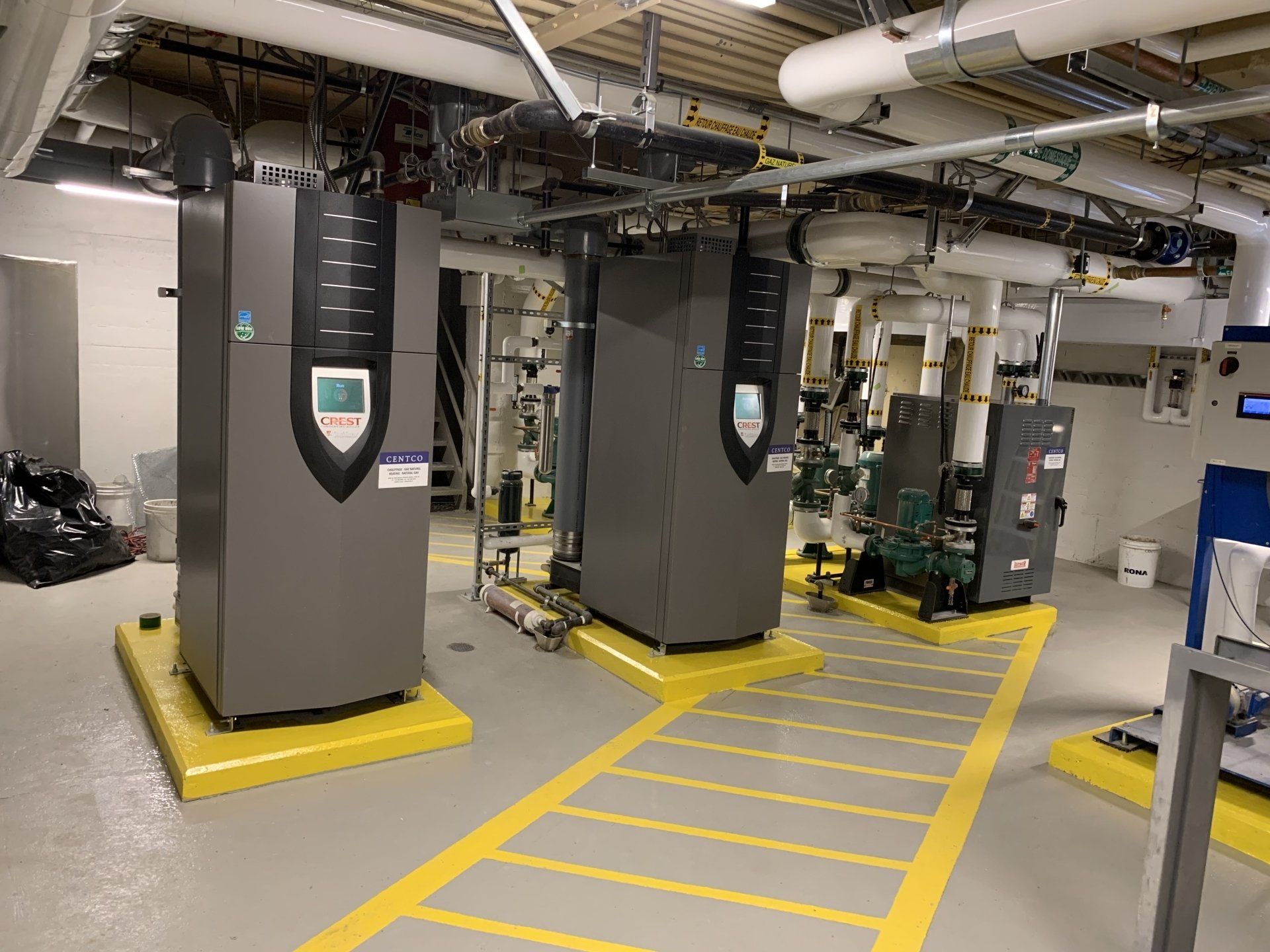 Une pièce avec beaucoup d'appareils et de tuyaux.