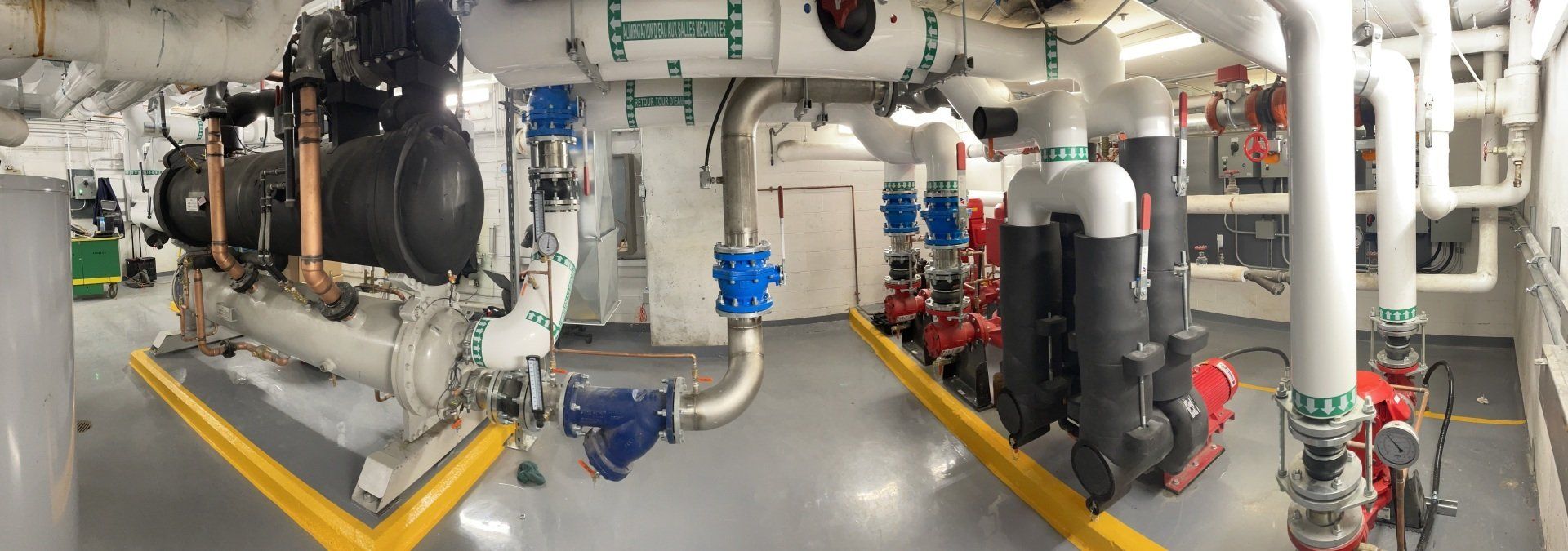 Une pièce remplie de nombreux tuyaux et machines.