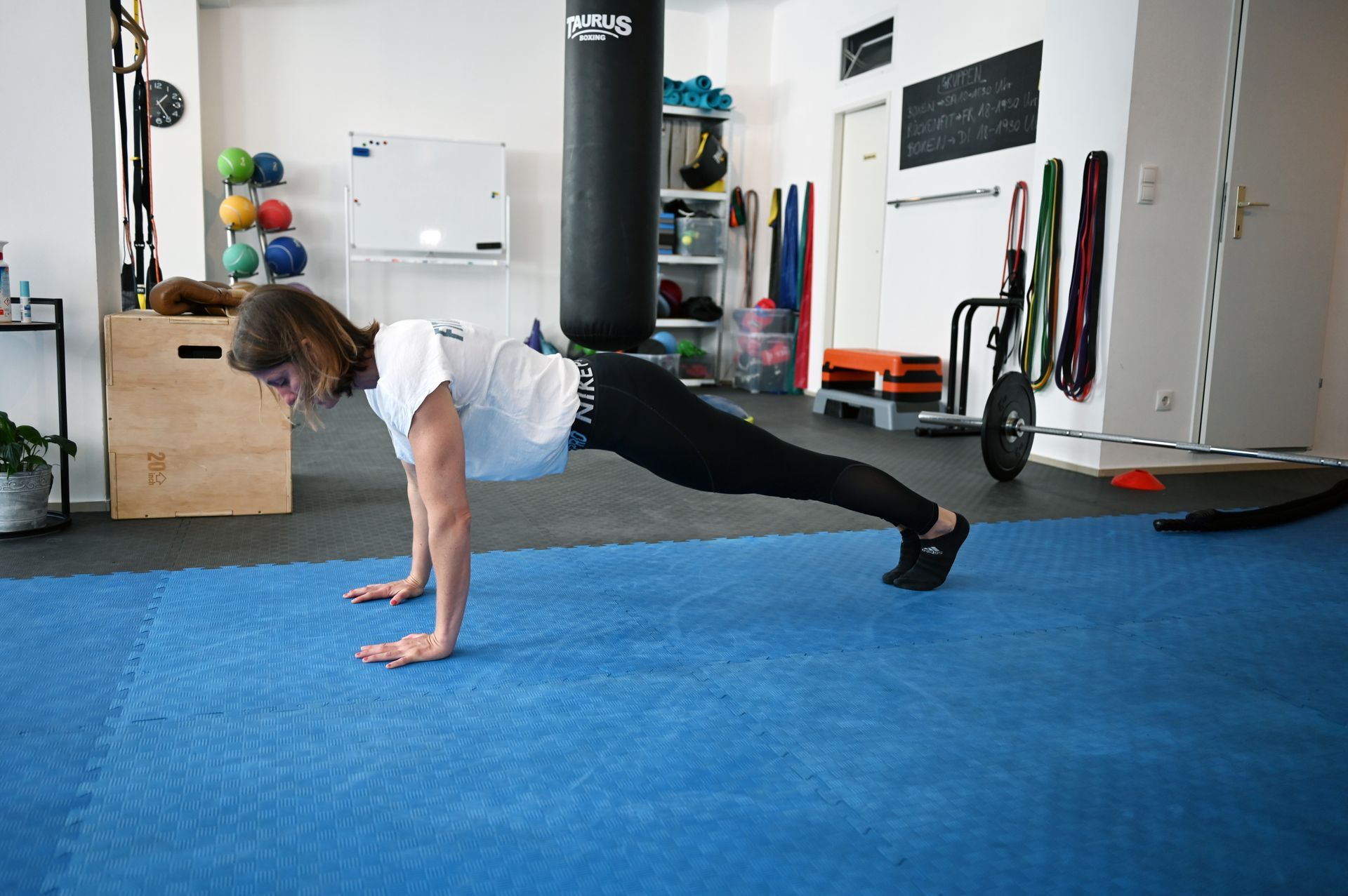 Liegestütze in Fitnesscenter