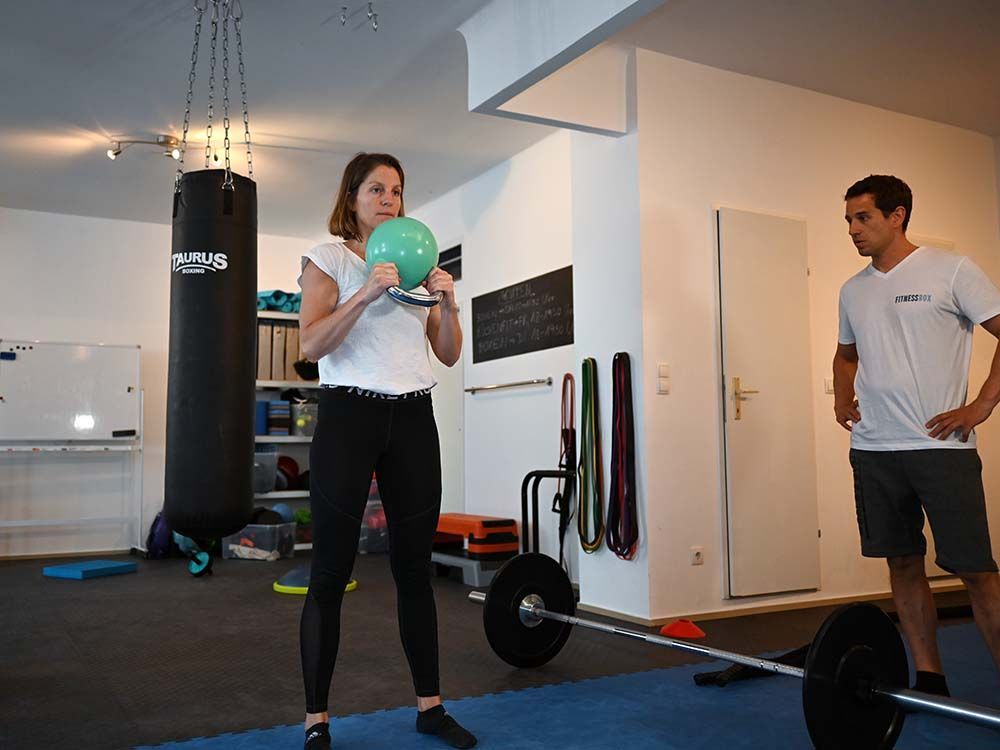 Einzeltraining bei Fitnessbox in Wien mit Gewichten