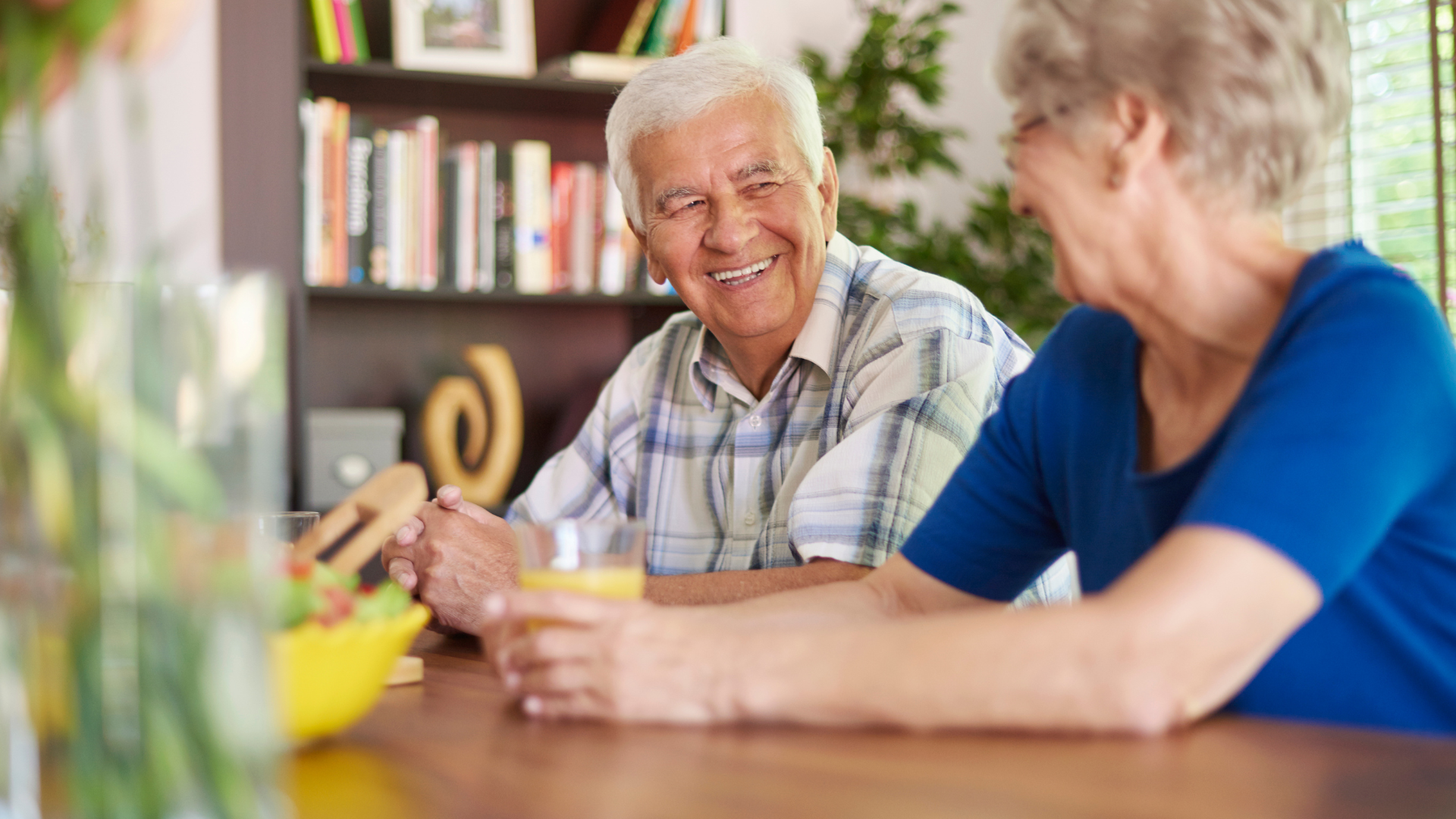 Guy helping for retirement planning to married