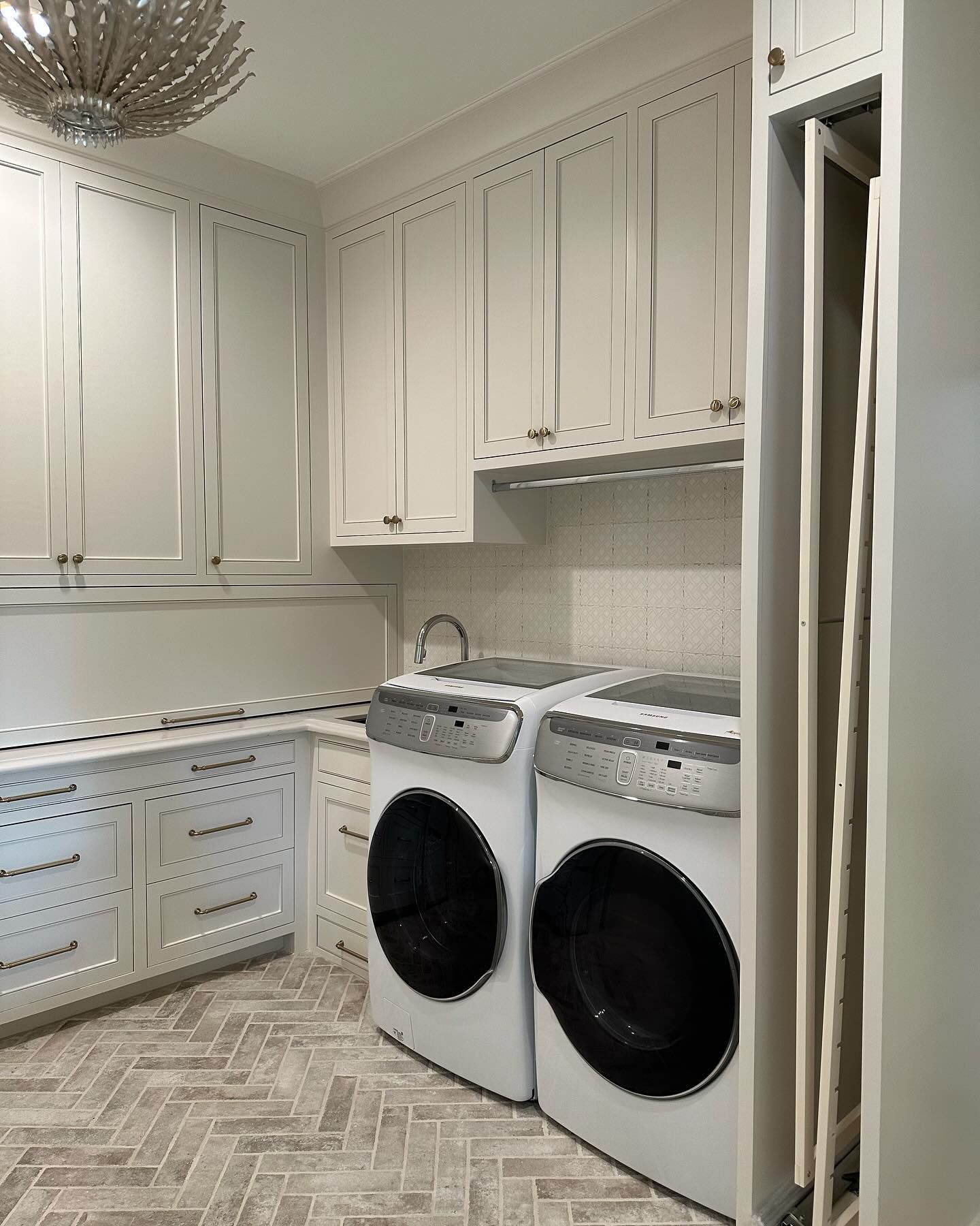 A laundry room with a washer and dryer in it