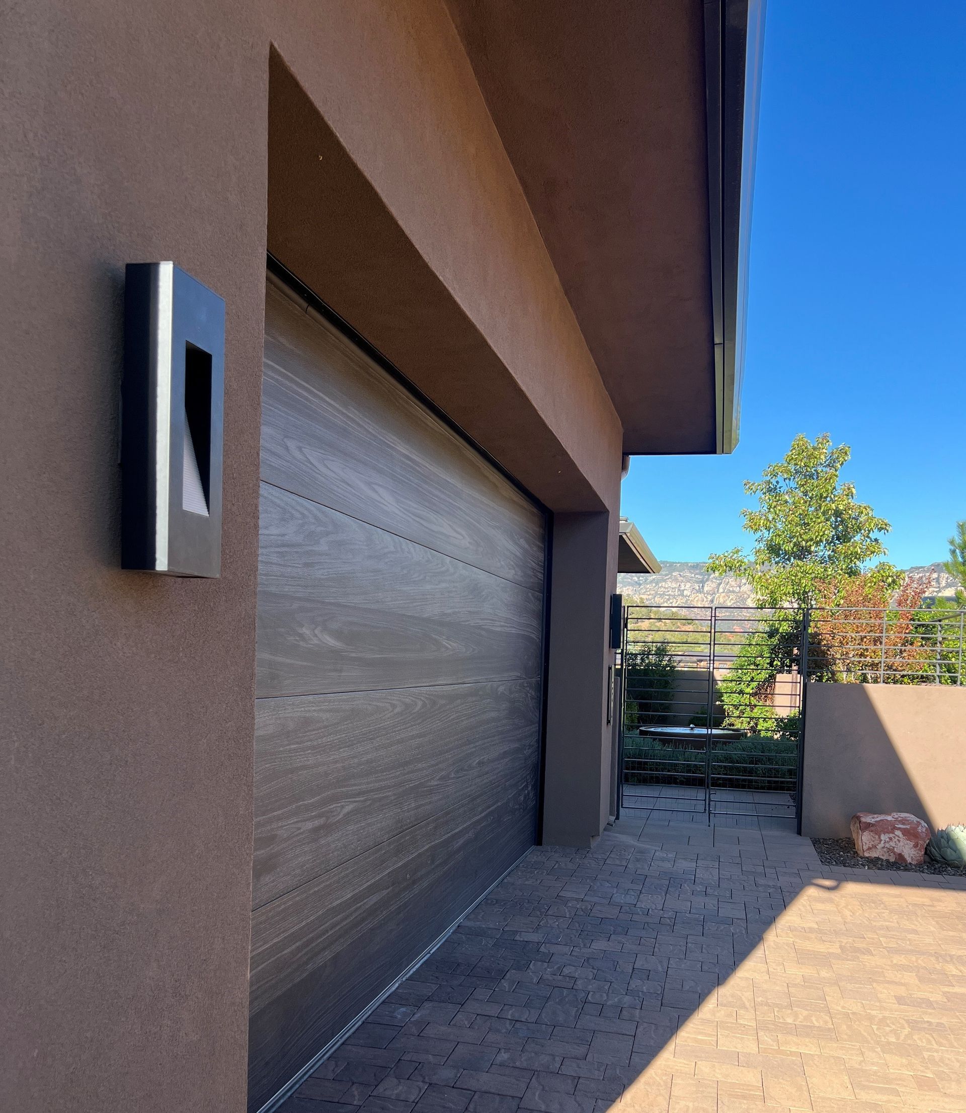 A garage door with the letter l on it