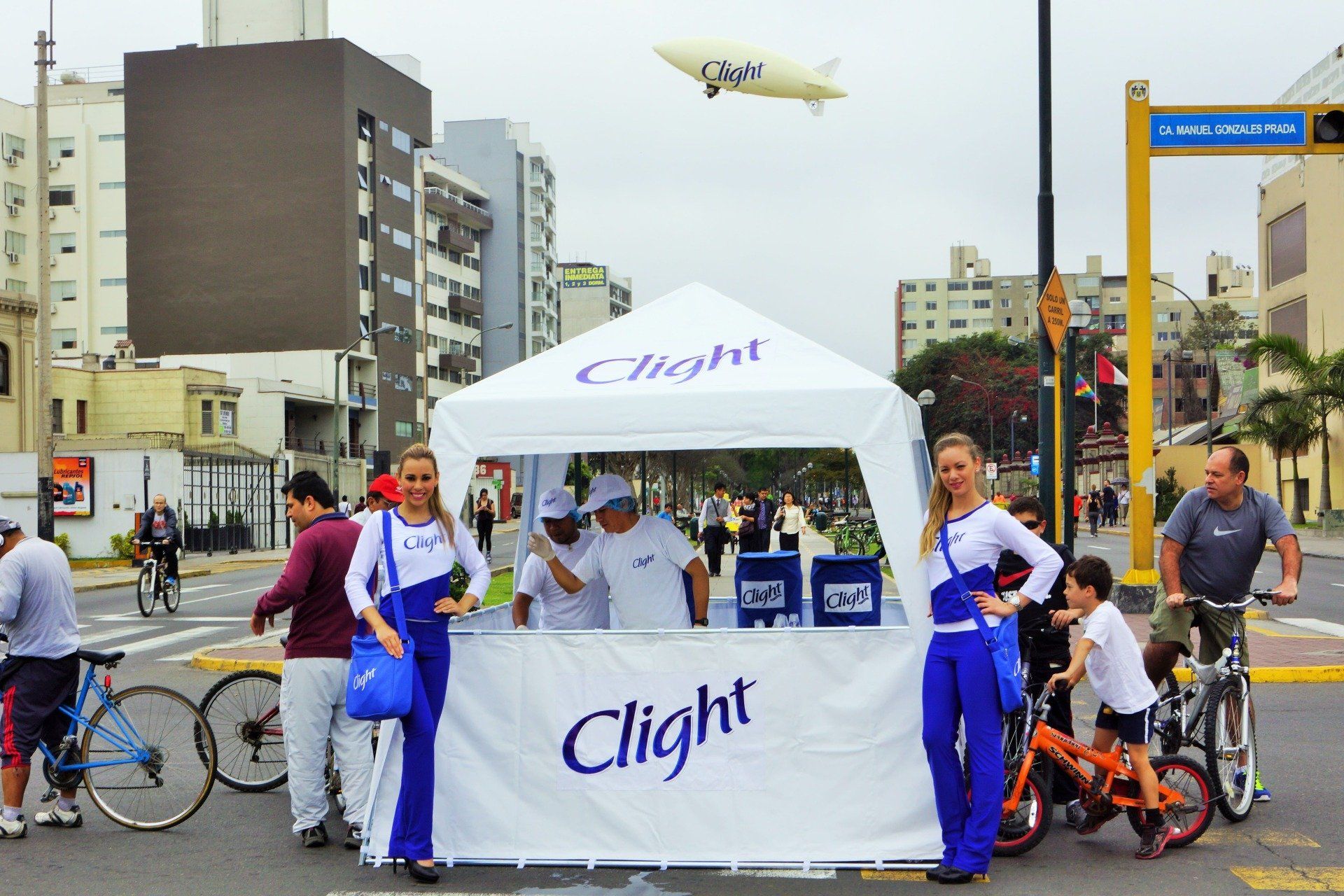 Un grupo de personas de pie alrededor de una carpa de vuelo.
