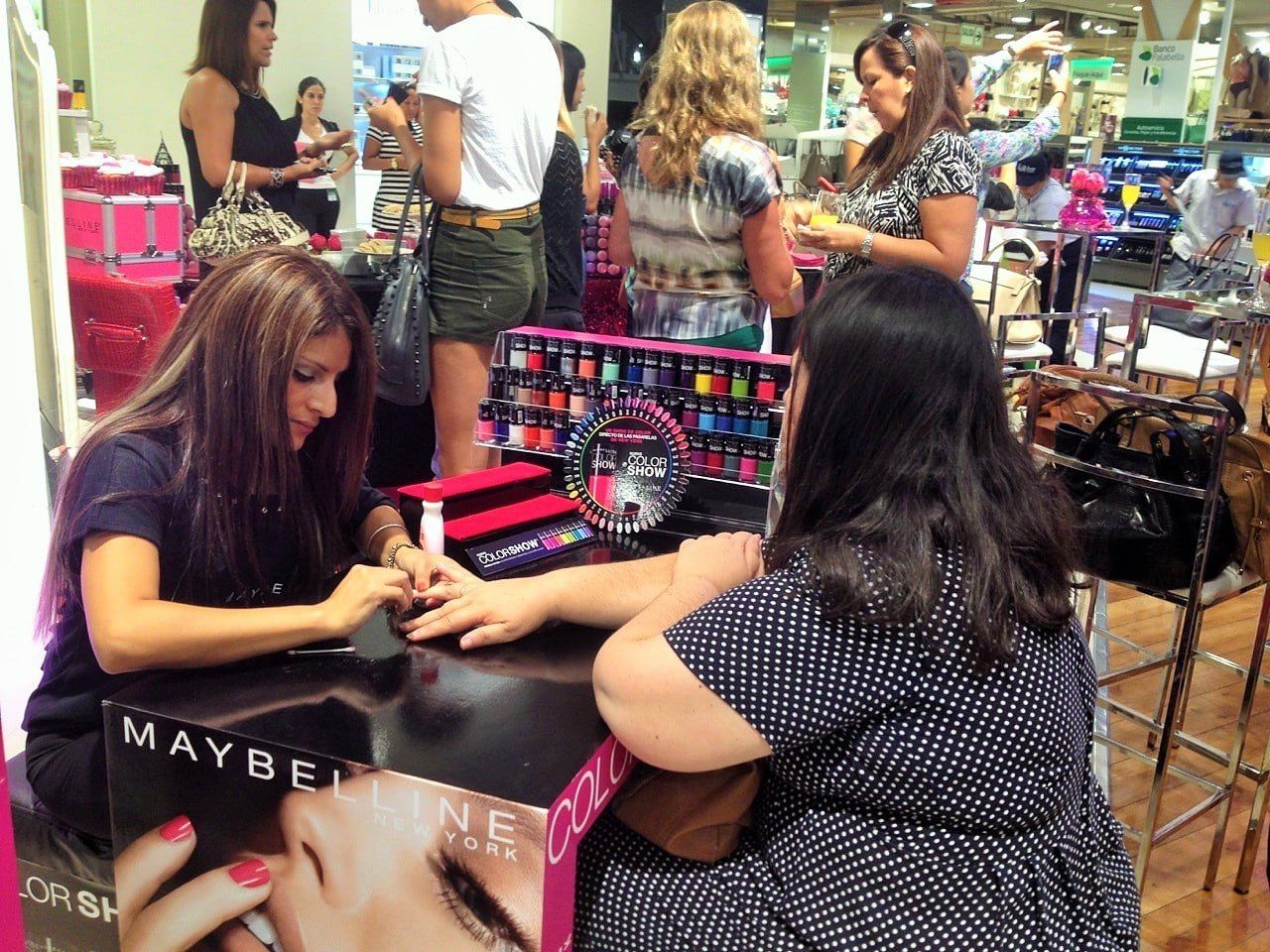 Una mujer se pinta las uñas en una tienda