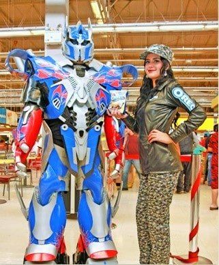 Una mujer parada junto a un disfraz de robot que dice Oreo.
