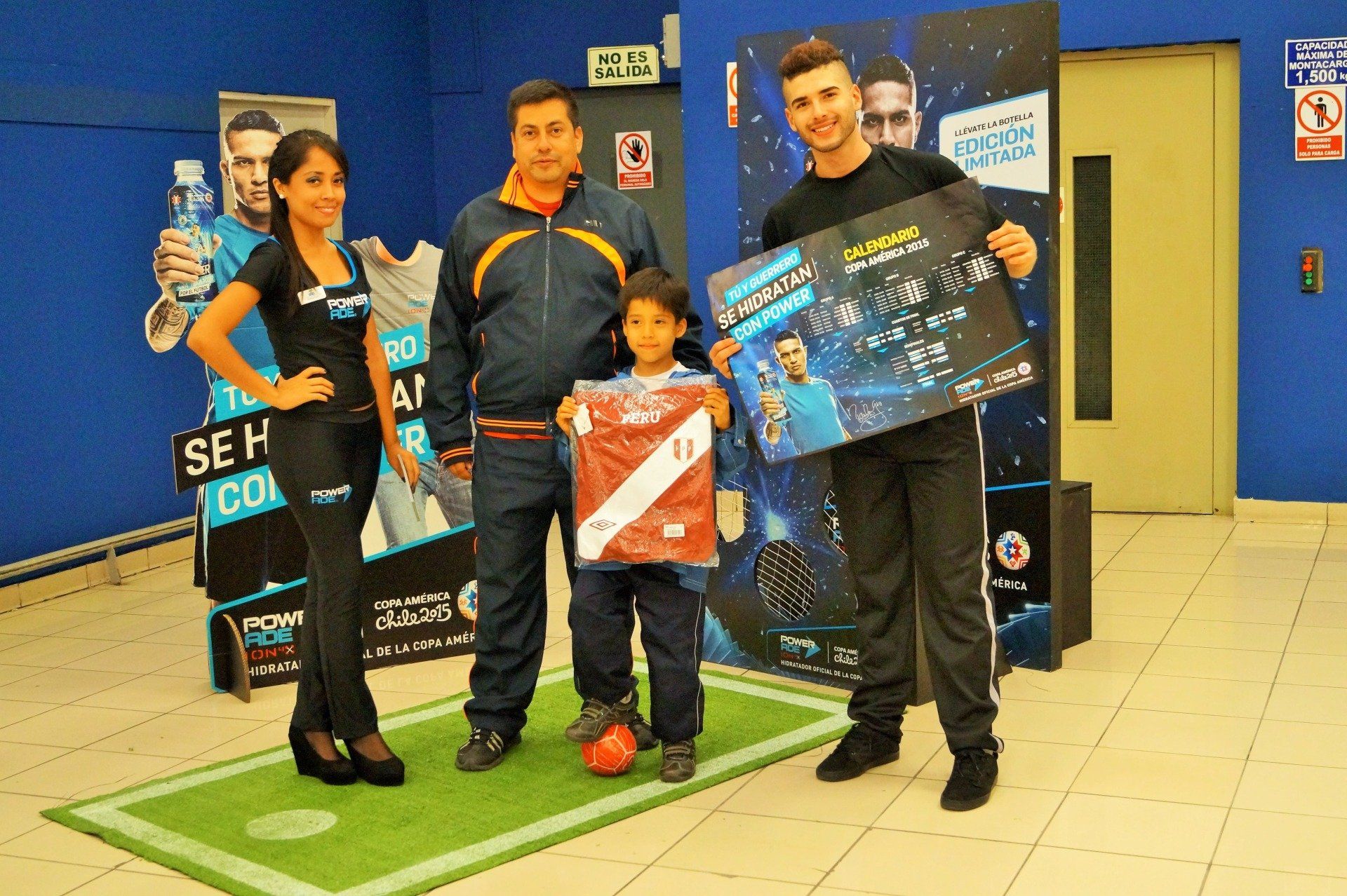 Un grupo de personas paradas una al lado de la otra en un campo de fútbol.