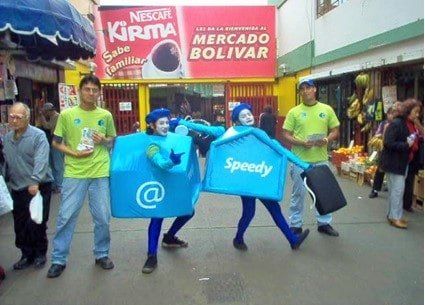 Un grupo de personas paradas frente a un cartel que dice mercado bolivar