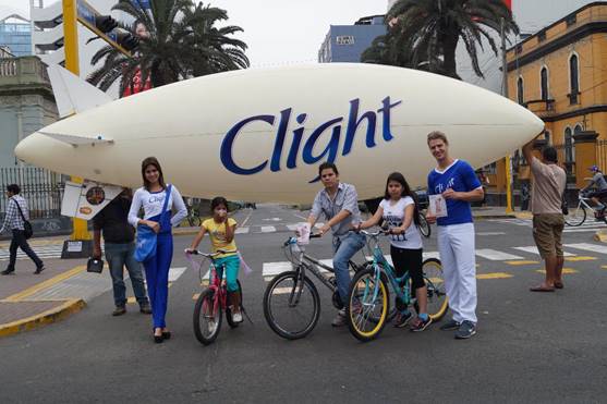 Un grupo de personas de pie frente a un dirigible de Clight.