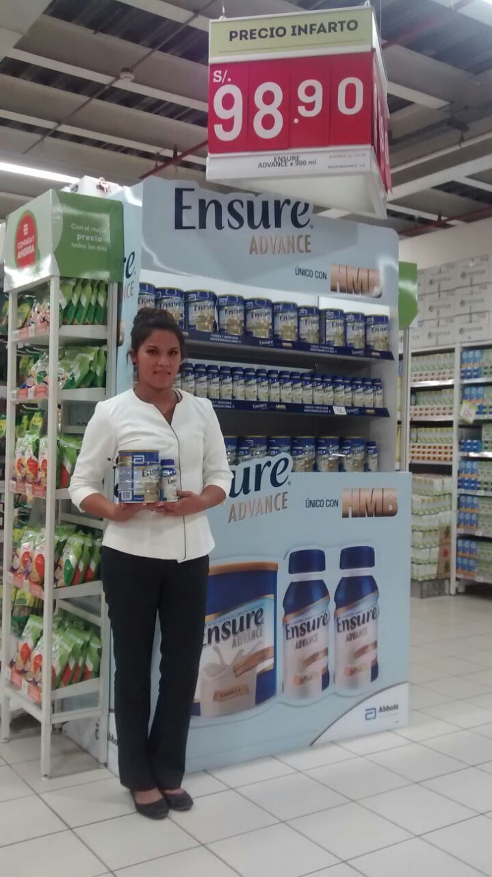 Una mujer está parada frente a una pantalla para asegurarse