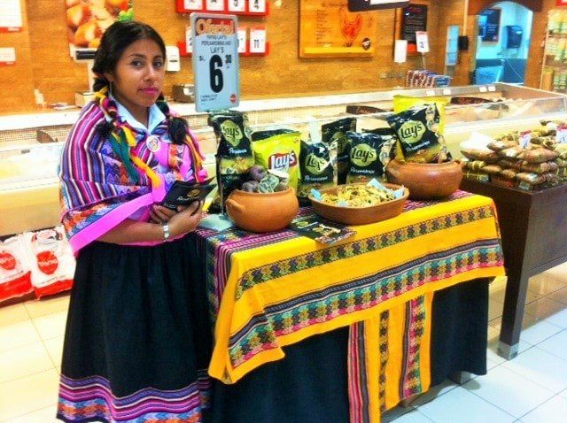 Una mujer está parada frente a una mesa con patatas fritas sobre ella.