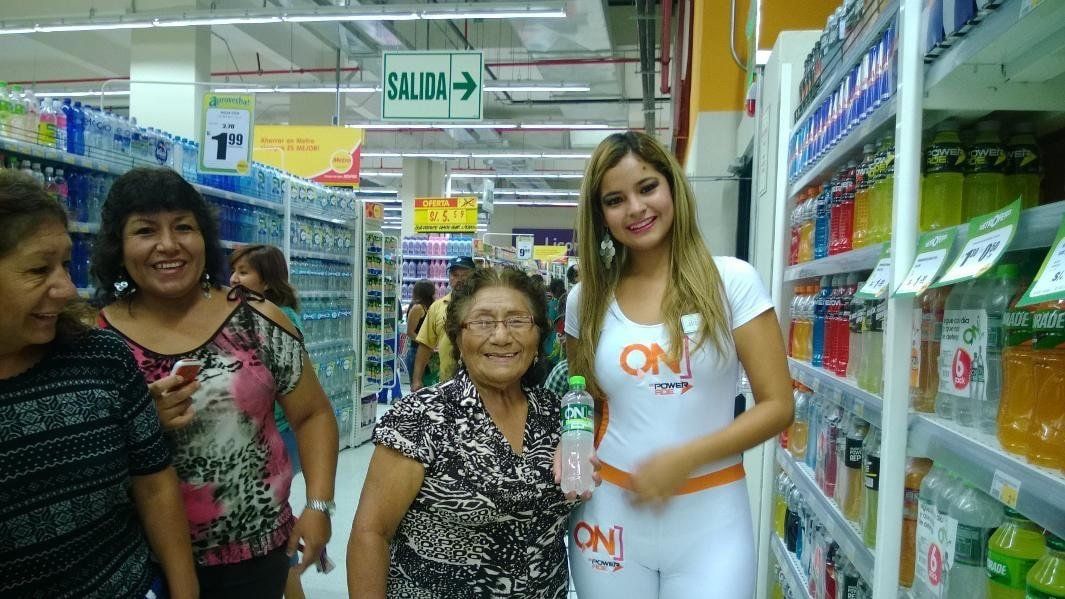 Un grupo de mujeres están paradas en una tienda de comestibles.