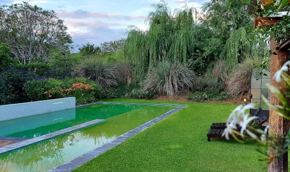 Piscina y solárium de la posada