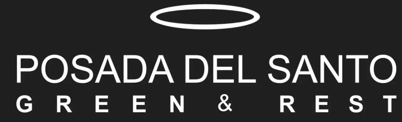 Logotipo de “Posada del Santo Green & Rest” en texto blanco con un icono de halo sobre un fondo oscuro.