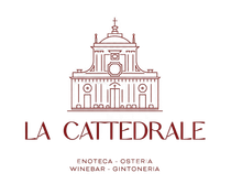 Logo de La Cattedrale con il disegno stilizzato di una cattedrale e testo rosso su sfondo bianco.