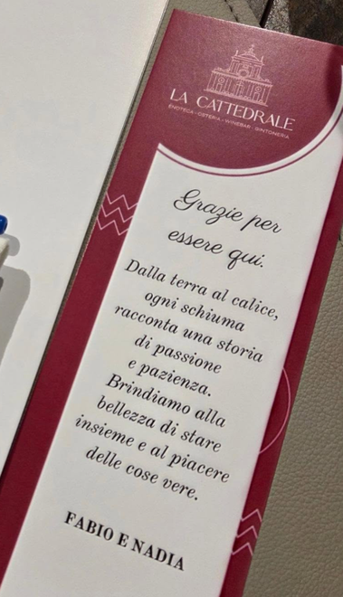 Scatola per bomboniere a tema cattedrale rosa con citazione italiana e i nomi
