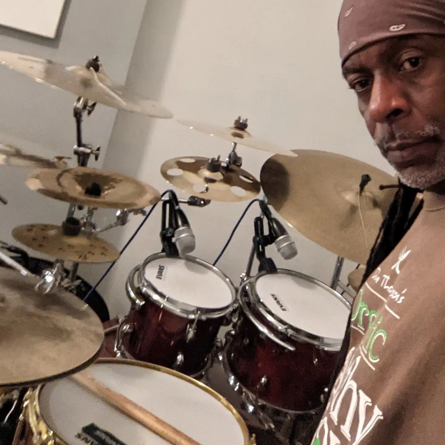 A man wearing a shirt that says i love rock and roll