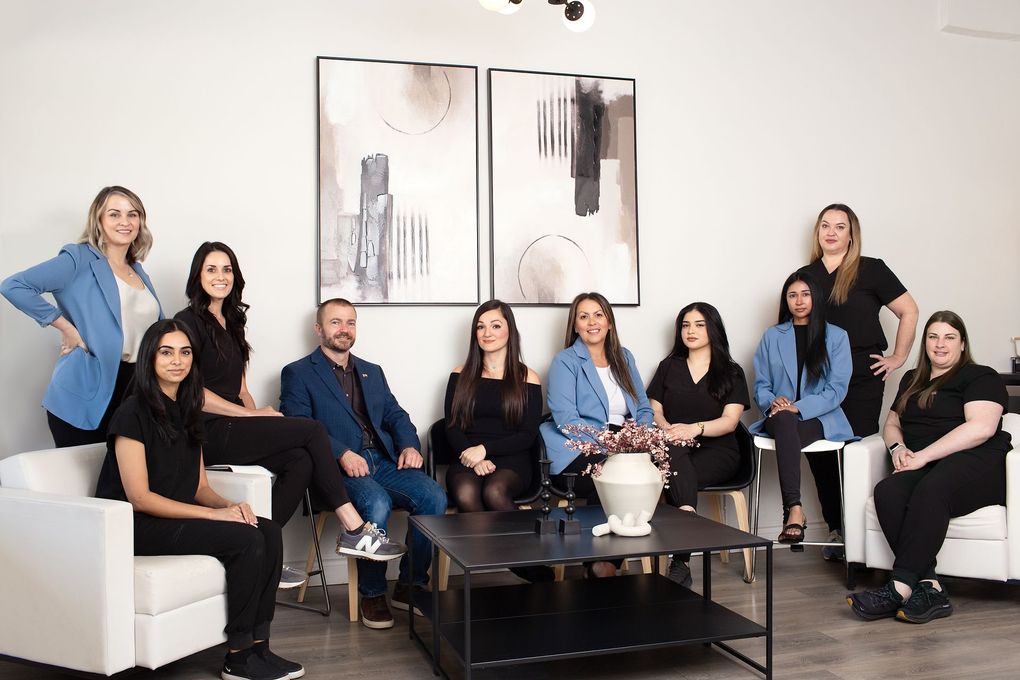 A group of people are posing for a picture in a living room.