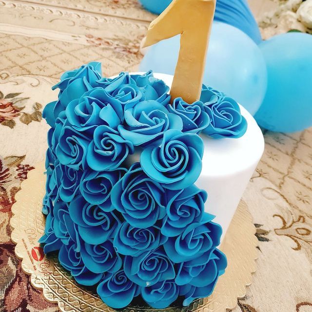 torta con rose azzurre