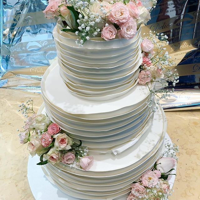 torta elegante con fiori