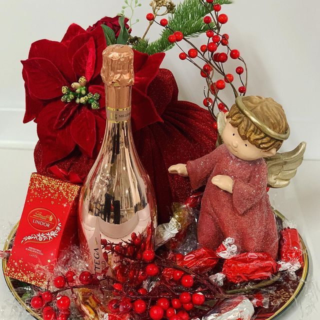 cesto natalizio con oggetti