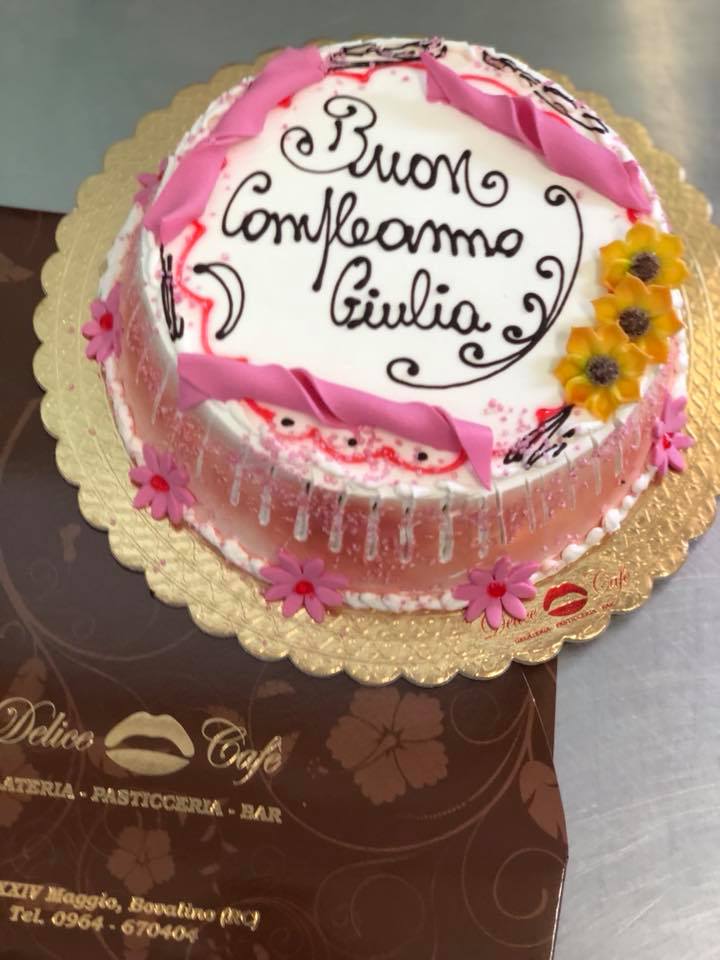 torta con fiori rosa