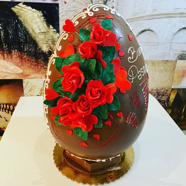 uova al cioccolato con rose