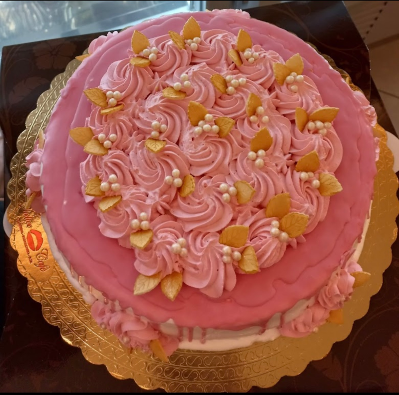 torta con panna rosa