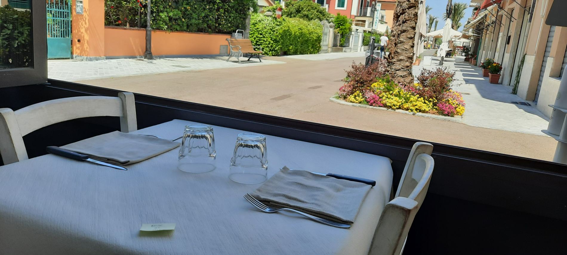 ristorante con tavoli all'aperto