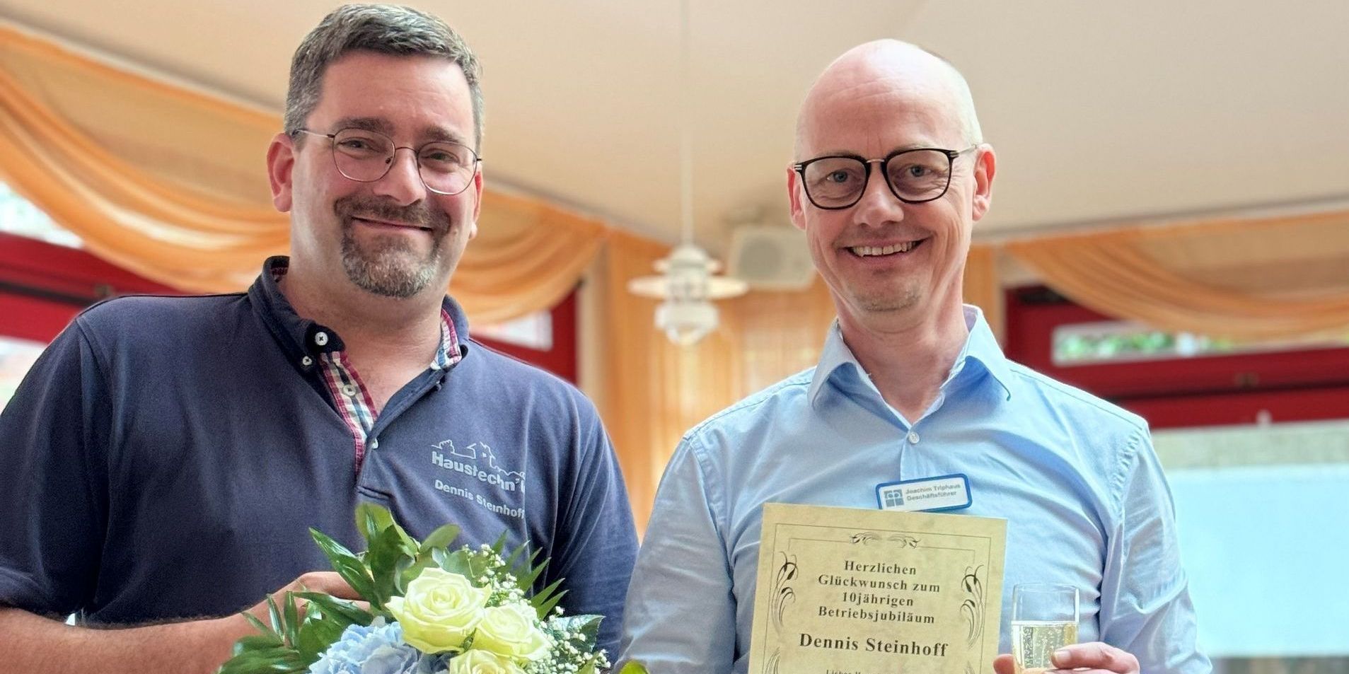 Joachim Triphaus gratuliert Dennis Steinhoff zum Jubiläum