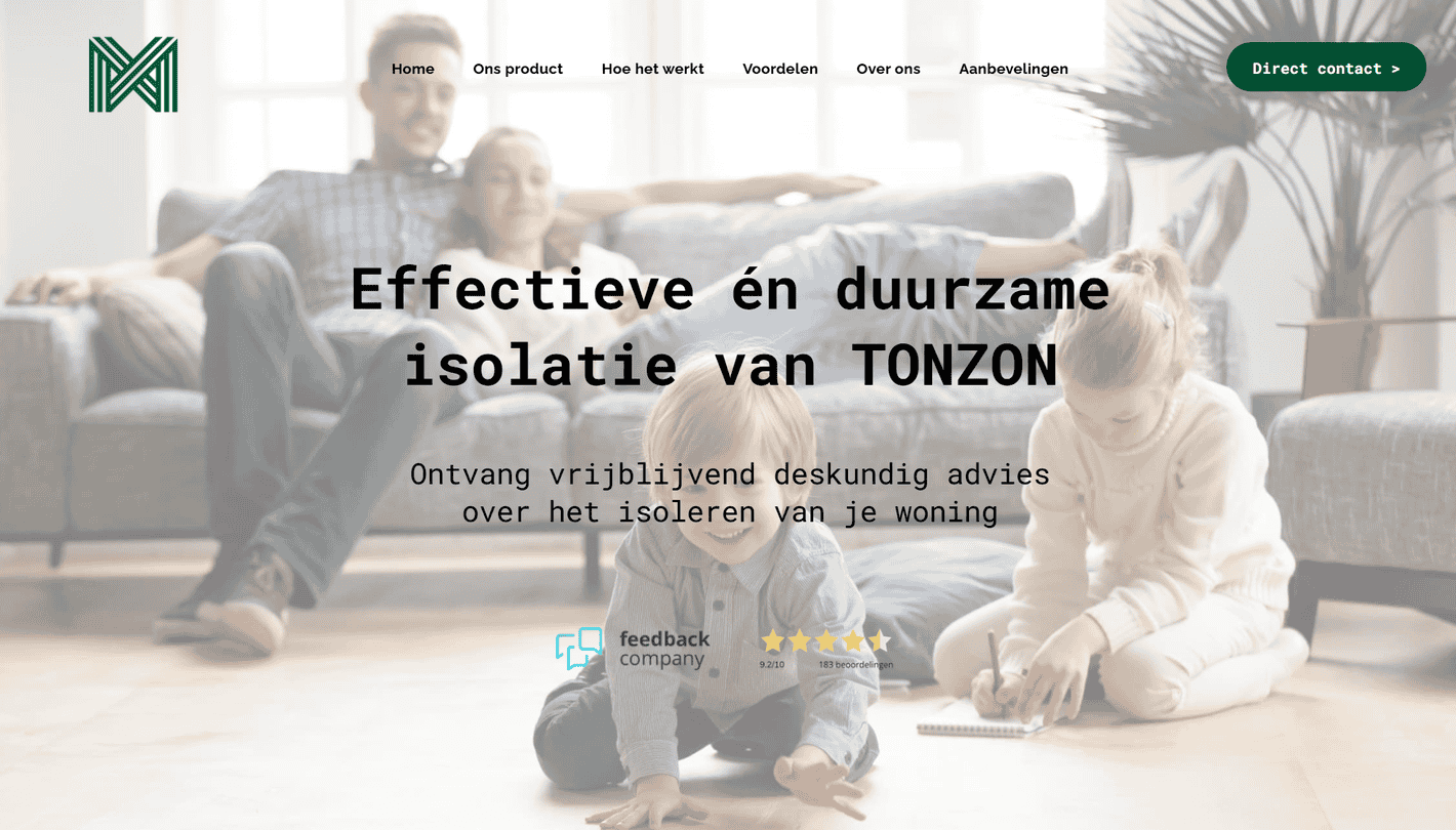 Een gezin zit op een bank in de woonkamer.