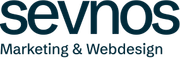 "sevnos"-tekst in donkerblauwgroen lettertype.