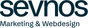 "sevnos"-tekst in donkerblauwgroen lettertype.