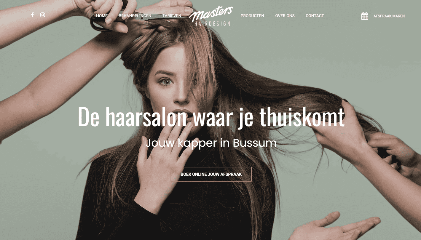 Een vrouw laat haar haar knippen in een kapsalon.