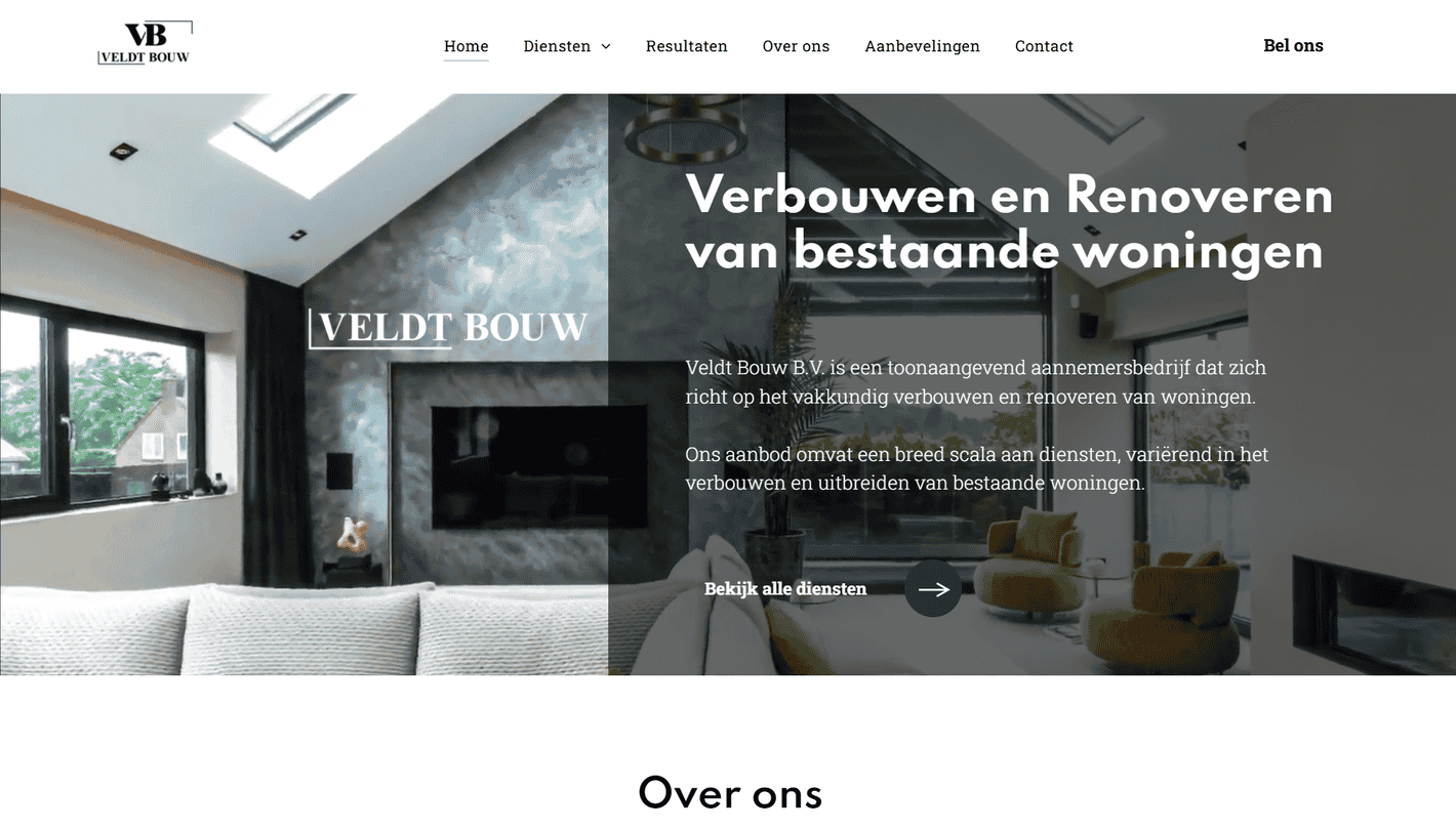 Een woonkamer met een bank en een televisie aan de muur.