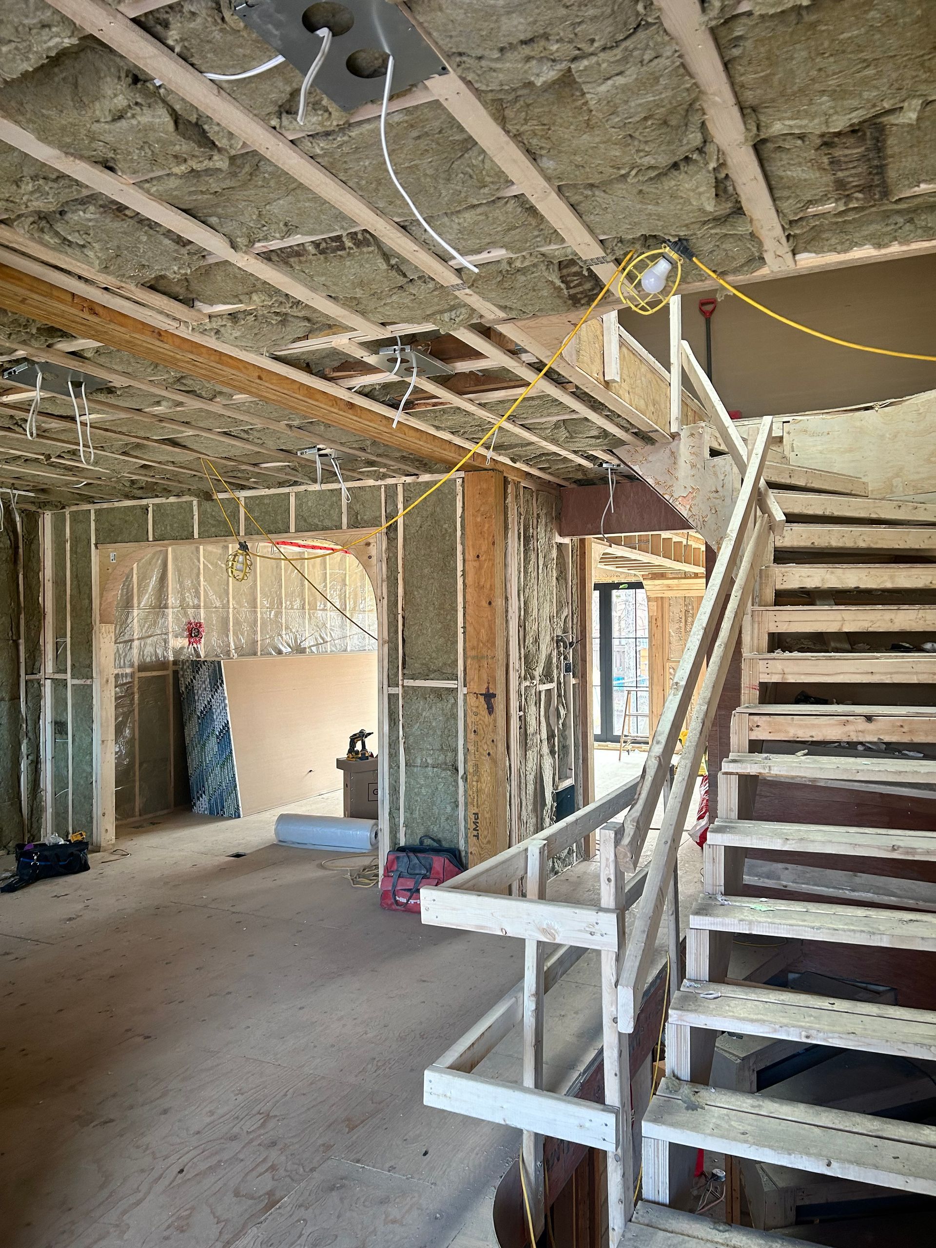 Un escalier est en cours de construction dans un immeuble en construction.