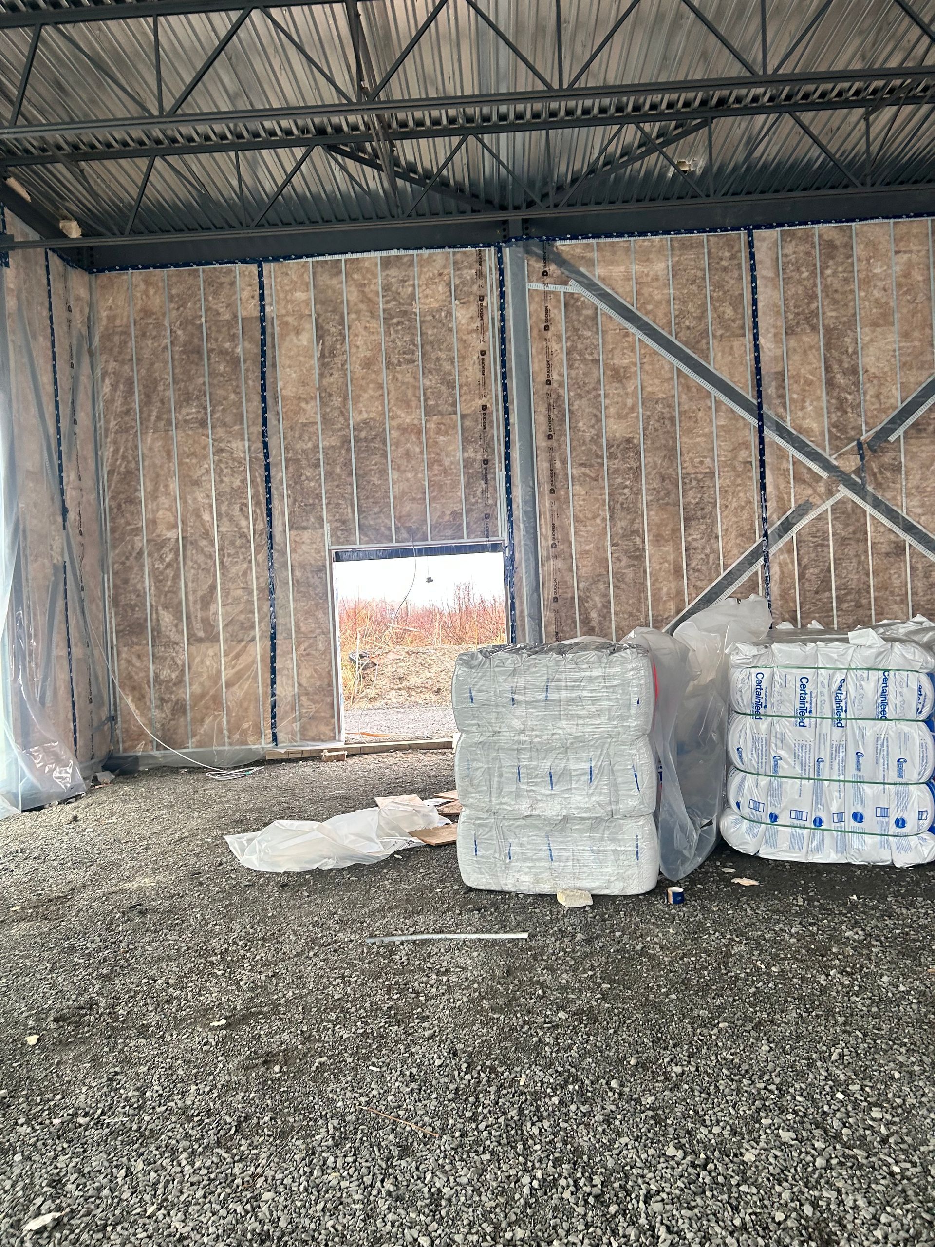 Un entrepôt avec beaucoup d'isolation sur les murs et une fenêtre.