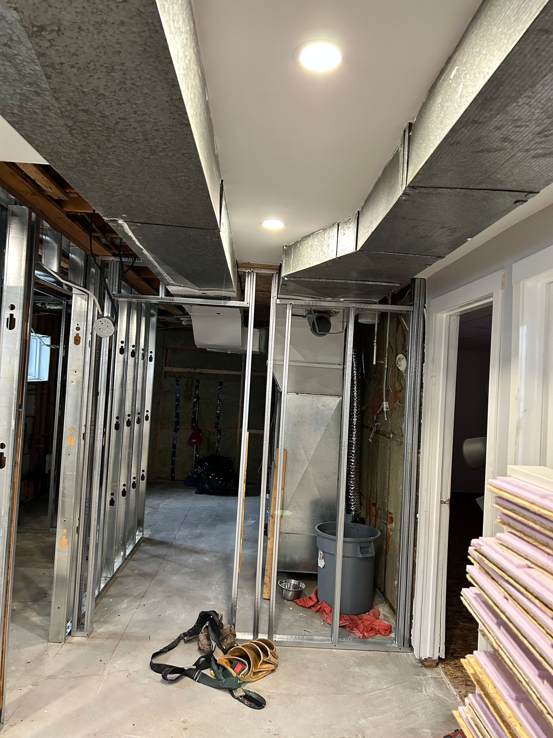 Une pièce avec beaucoup de murs et un plafond qui est en train d'être rénové.