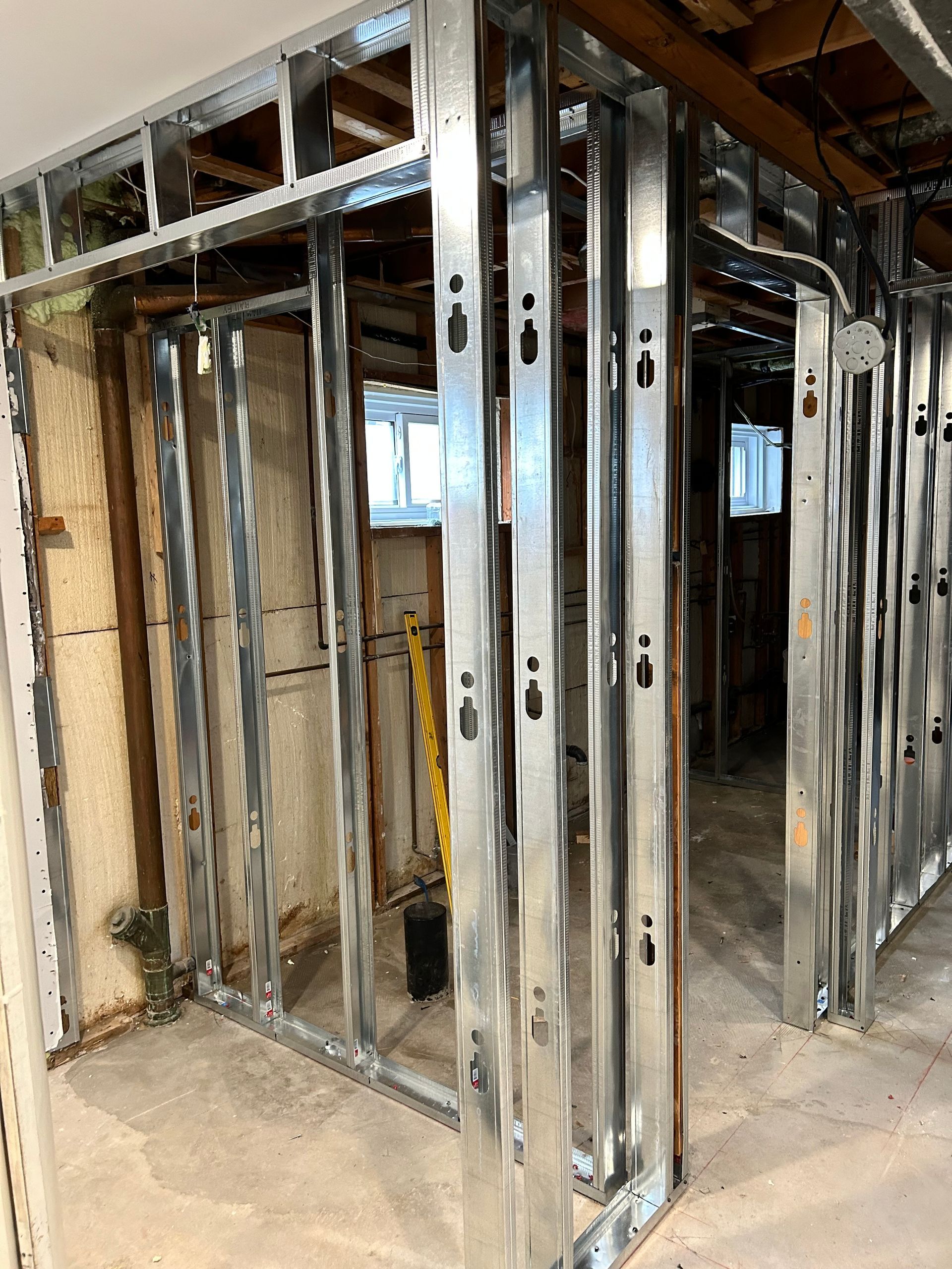 Une pièce avec beaucoup de cadres métalliques.