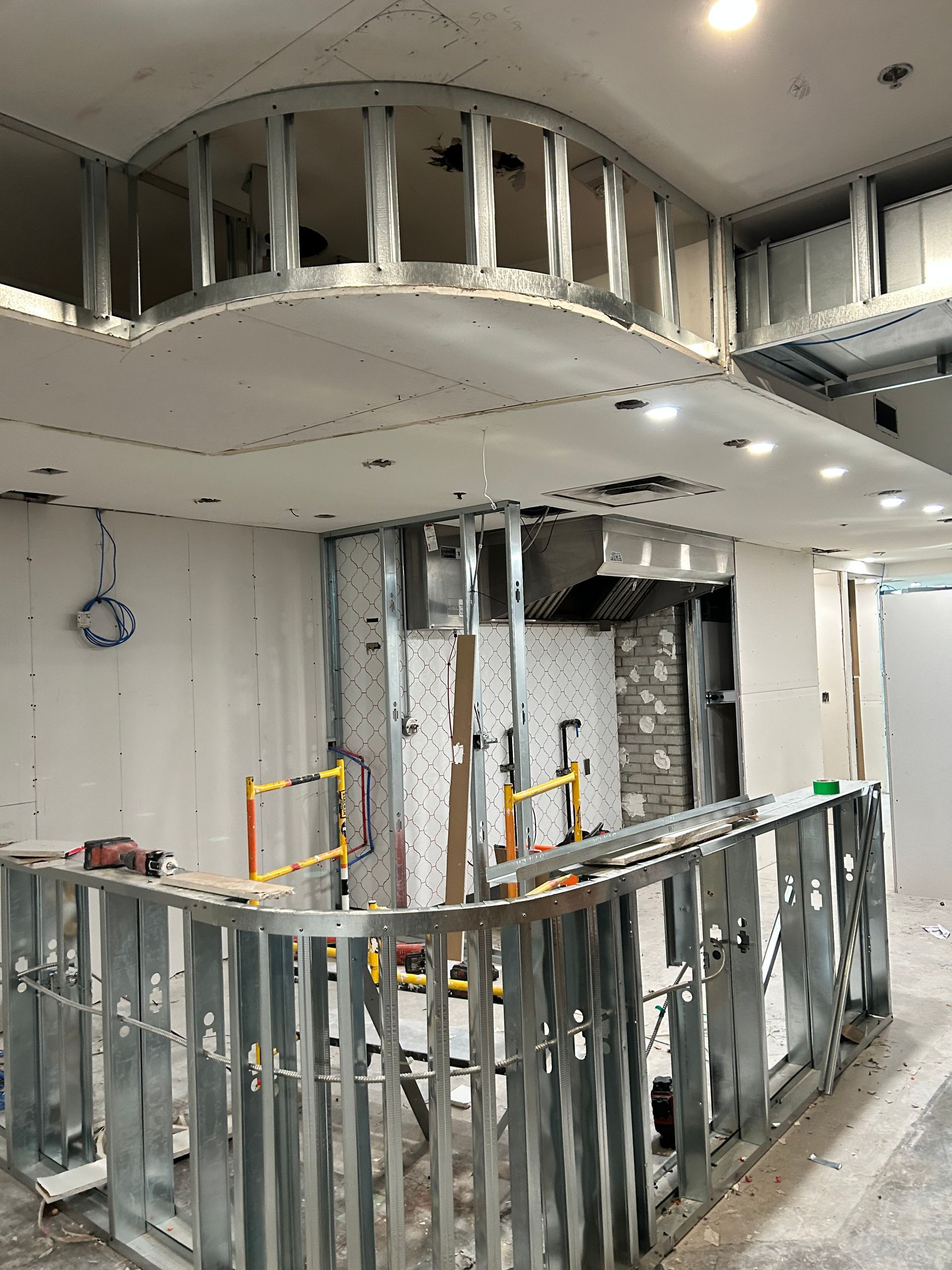 Une pièce avec un plafond en construction et une balustrade en métal.